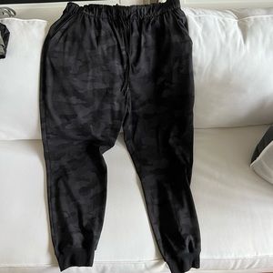 Lululemon stretch black camo joggers